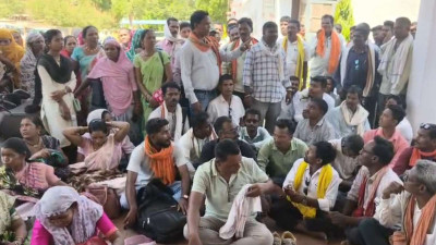 अधिकारी राज नहीं चलेगा" : कलेक्टर कार्यालय पहुंचा सरपंचों का हुजूम, उपेक्षा से नाराज जनप्रतिनिधियों ने दी आंदोलन की चेतावनी
