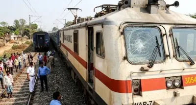 चलती पैसेंजर ट्रेन पर फिर पथराव! इंजन का टूटा शीशा, रेलवे सुरक्षा पर उठे गंभीर सवाल