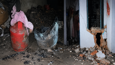 गैस सिलेंडर ब्लास्ट,  3 धमाको से  दहला घर , छत और दीवारे  जमींदोज