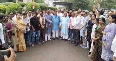 पहले पुनर्वास, फिर विस्थापन, कांग्रेस ने किया प्रदर्शन, CM के पुतले का दहन