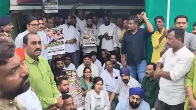 Raipur Stone Pelting Row: FIR के विरोध में थाने के बाहर कांग्रेस का शक्ति प्रदर्शन, 15 घंटे से धरने पर डटे नेता; केस वापस लेने की मांग