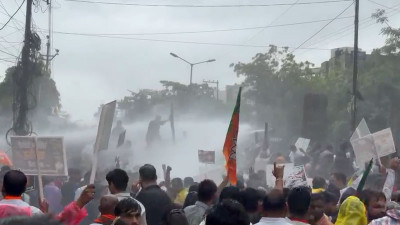NEET Protest Impact: रायपुर में आमने-सामने आए BJP और कांग्रेस कार्यकर्ता, पत्थरबाजी के बीच पुलिस ने छोड़े आंसू गैस के गोले और वॉटर कैनन