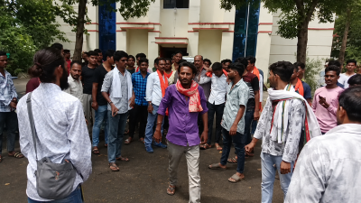 धर्मांतरण की सूचना पर  हिंदू संगठनों के कार्यकर्ताओं हंगामा, किया थाने का घेराव