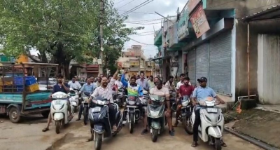 अघोषित बिजली कटौती से नाराज व्यापारियों ने किया  प्रदर्शन, व्यवस्था में सुधार लाने की उठी मांग