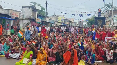 सड़क की मांग पर पामगढ़ में चक्काजाम: 5वें दिन भी युवाओं का आमरण अनशन जारी, व्यापारियों ने बंद रखीं दुकानें