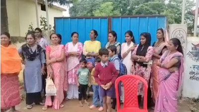 Kondagaon News: शिक्षकों की कमी पर फूटा पालकों का गुस्सा, PM SHRI स्कूल में जड़ा ताला; बोले- 'एक शिक्षक के भरोसे कैसे चलेगी पढ़ाई?'