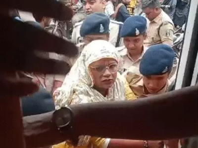 Chhattisgarh Guest Teachers Protest: आधी रात एक्शन, धरना स्थल से हटाए गए अतिथि शिक्षक; टेंट जब्त, सुबह बसों में बैठाकर ले गई पुलिस