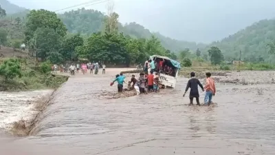 उफनते रपटे पर थम गई माजदा, जान जोखिम में डाल कर ग्रामीणों ने महिलाओं-बच्चों समेत सभी यात्रियों को बचाया, टला बड़ा हादसा