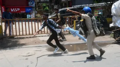 Bihar Bandh: पटना में उग्र प्रदर्शन, पथराव के बाद पुलिस का लाठीचार्ज; तेज प्रताप यादव हिरासत में