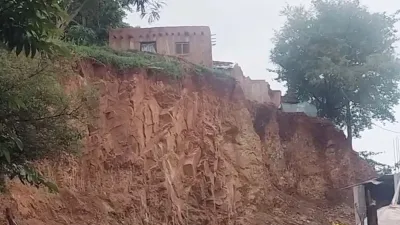 आदिवासी जमीन पर 'खनन माफिया' का कब्जा? जेसीबी से काटे जा रहे पहाड़, प्रशासन पर उठे सवाल