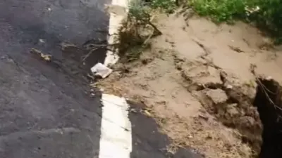 100 करोड़ की सड़क पहली बारिश में ही ध्वस्त! मंझावली रोड धंसने से निर्माण गुणवत्ता पर फिर उठे सवाल
