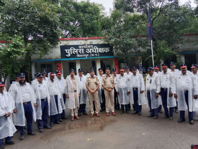 बारिश में भी ड्यूटी रहेगी आसान, यातायात जवानों को मिले रेनकोट