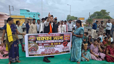 अपने ही गांव की सड़क के लिए सड़क पर उतरे भाजयुमो जिलाध्यक्ष, ग्रामीणों संग किया हाईवे जाम; कांग्रेस बोली- ‘जब इनके गांव का ये हाल, तो बाकी का क्या होगा?’