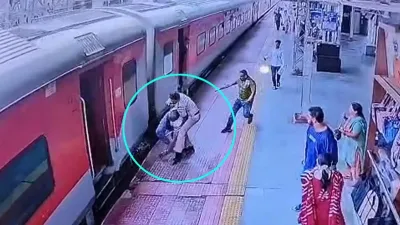 आरपीएफ जवान की सतर्कता से बची यात्री की जान: राजनांदगांव स्टेशन पर चलती ट्रेन में चढ़ते समय हुआ हादसा टला