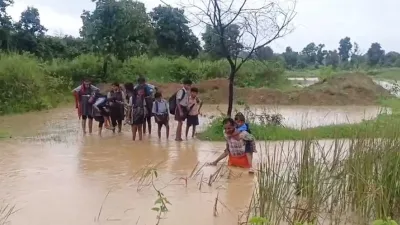 बारिश में बंद हुआ रास्ता, किसान ने संभाली जिम्मेदारी; कंधे पर बैठाकर स्कूल पहुंचा रहा बच्चों को, देखे वीडियो