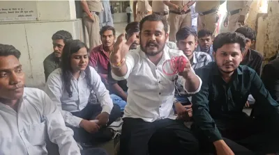चूड़ी पहन लो और चश्मा लगा लो,.... बिलासपुर में एनएसयूआई  का अनोखा प्रदर्शन