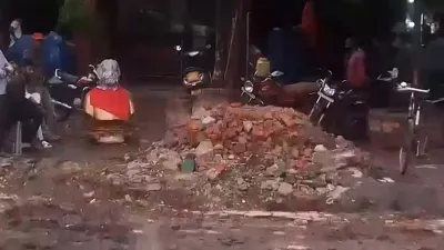 नगर पालिका की बड़ी लापरवाही? नाली निर्माण के बीच कीचड़ में पड़ी रही डॉ. श्यामा प्रसाद मुखर्जी की प्रतिमा, कार्यशैली पर उठे सवाल