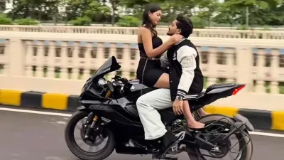 रायपुर में Viral Reel बना मुसीबत! बीच सड़क बाइक पर खतरनाक स्टंट, सोशल मीडिया इन्फ्लुएंसर पर उठे सवाल