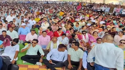 शिक्षकों का शक्ति प्रदर्शन: वेतन विसंगति, क्रमोन्नति और 7 सूत्रीय मांगों को लेकर नवा रायपुर में हजारों सहायक शिक्षक सड़कों पर, आंदोलन तेज करने की चेतावनी