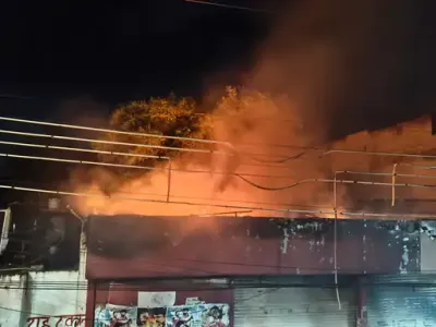 सरकारी शराब दुकान में भीषण आग, लाखों का स्टॉक राख, चार दमकलों ने पाया काबू