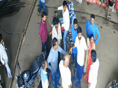 महामाया मंदिर गेट के पास भाजपा से जुड़े दो पक्ष आपस में भिड़े, महिला नेत्री का युवक को चप्पल से पीटने का वीडियो हुआ वायरल