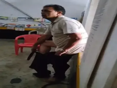 Janjgir-Champa News: सरकारी स्कूल के हेडमास्टर पर बच्चों के सामने अशोभनीय हरकत का आरोप, छात्राओं की शिकायत के बाद पुलिस ने लिया हिरासत में, देखे वीडियो
