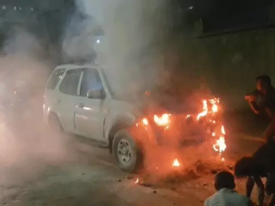 चलती सफारी में अचानक लगी आग, रेत डालकर लोगों ने बुझाई लपटें