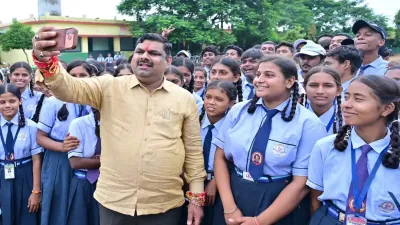 धरने के बाद छात्रों के बीच पहुंचे शिक्षा मंत्री गजेन्द्र यादव, सुनी बच्चों की बात; बोले- “बच्चों की आवाज सुनना हमारी जिम्मेदारी”