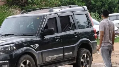 दिनदहाड़े थाने के सामने हमला, स्कॉर्पियो को गोलियों से भूना; 7 घायल, हमलावर फरार