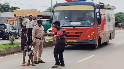 थाने के सामने नशेड़ी का हाईवोल्टेज ड्रामा: 3 मासूम बच्चों को हाईवे पर बैठाया, पुलिस से गाली-गलौज; घंटों चला हंगामा