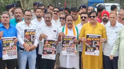हत्या से नशे तक… रायपुर में बढ़ते अपराध पर कांग्रेस का हल्लाबोल! DD नगर थाना घेरा, कानून-व्यवस्था पर उठाए सवाल