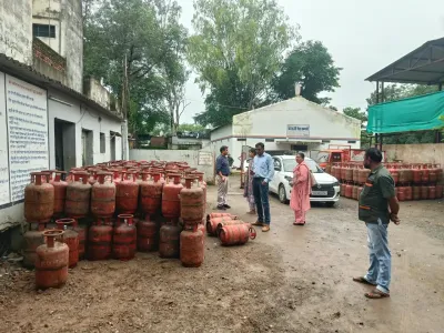 गैस एजेंसी पर जिला प्रशासन की बड़ी कार्रवाई, 939 सिलेंडर जब्त