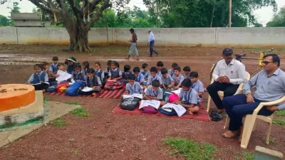 पेड़ के नीचे पढ़ाई को मजबूर सरकारी स्कूल के बच्चे, 3 साल से जर्जर भवन का इंतजार; अब ग्रामीणों ने खोला मोर्चा