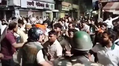 बिलासपुर में देर रात बवाल! विवाद के बाद दो पक्षों में पथराव, पुलिस ने छोड़े आंसू गैस के गोले; इलाके में भारी बल तैनात