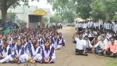 गणित शिक्षक की कमी पर भड़का छात्रों का गुस्सा, स्कूल में तालाबंदी कर सड़क पर उतरे विद्यार्थी; समाधान का इंतजार