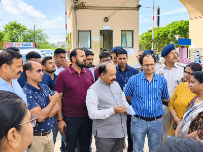भूमि पूजन करने पहुंचे डिप्टी सीएम को मुख्य द्वार पर रोका, रहवासियों ने किया विरोध प्रदर्शन, प्राइवेसी और सुरक्षा को लेकर जताई आपत्ति