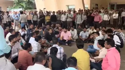 30 से ज्यादा कर्मचारी, चलती बस में आग और फिर आक्रोश! महानदी भवन के बाहर कर्मियों का हल्लाबोल