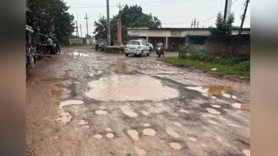 बारिश ने खोल दी सड़क की पोल! नरदहा में गड्ढे बने आफत, बार-बार की मरम्मत से ग्रामीण परेशान
