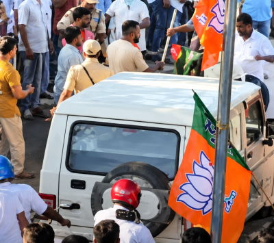 नगांव में पूर्व सीएम बघेल और गोगोई के काफिले पर पथराव, कार पर फेंकी एसिड की बोतल, चुनावी प्रचार में मचा बवाल
