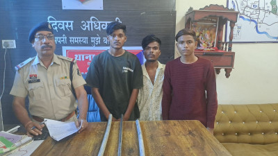 पुरानी रंजिश में युवक पर जानलेवा हमला, तीन आरोपी गिरफ्तार, लोहे के पाइप समेत अन्य हथियार जब्त