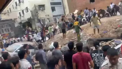 Delhi Building Collapse: सत्य निकेतन में भरभराकर गिरी 50 साल पुरानी इमारत, 6 मौतों से मचा हड़कंप; PG मालिक पर FIR, रेस्क्यू ऑपरेशन जारी