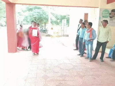 Sakti News: 5वीं की छात्रा का शिक्षक पर बैड टच का आरोप, कॉपी चेक करते समय गलत तरीके से छूने की शिकायत; DEO ने दिए जांच के निर्देश