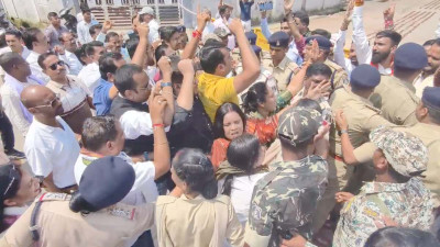 एक तरफ दीयों की कतार, दूसरी तरफ सियासी तकरार! जगदलपुर में कांग्रेस-BJP कार्यकर्ताओं में झड़प, विजय शर्मा से भी बहस, देखें VIDEO