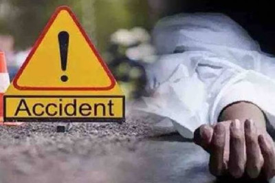 ट्रेलर के पहियों के नीचे आई महिला, पति और मां गंभीर रूप से घायल, चालक वाहन समेत फरार
