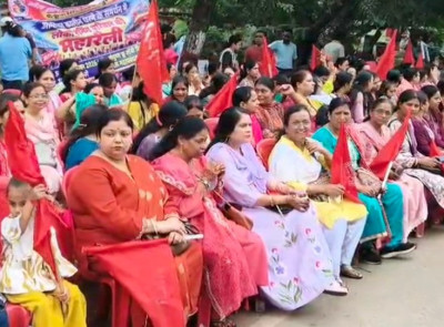 सीनियर डी के खिलाफ लोको पायलटों का बढ़ा गुस्सा, घर की चौखट से निकलकर परिवार उतरा सड़क पर  