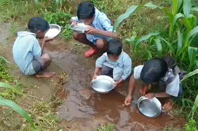 CG News: विकास के दावों के बीच मासूमों की प्यास का दर्द! स्कूल का हैंडपंप खराब, खेत-नाले का पानी पी रहे बच्चे