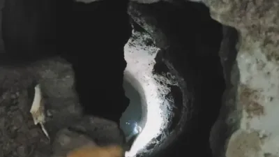 बाथरूम का फर्श धंसा तो खुला जमीन का राज! घर के नीचे मिला 60 फीट गहरा पुराना कुआं, नजारा देखने उमड़ी भीड़