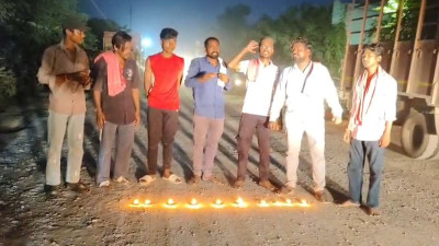 सड़क की बदहाली पर अनोखा विरोध! धमतरी में गड्ढों के बीच दीये जलाकर अधिकारियों को जगाने निकली छत्तीसगढ़िया क्रांति सेना