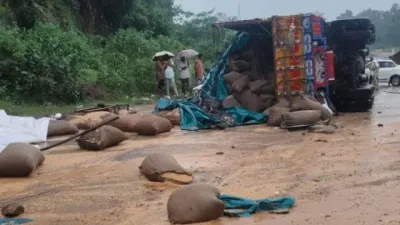 Balod Road Accident: मरकाटोला घाट में मौत का टक्कर, गेहूं लदे ट्रक ने डीजे वाहन को घसीटा; कई लोगों की गई जान