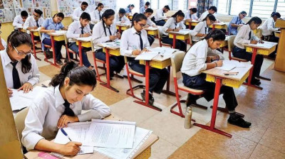 छत्तीसगढ़ में तिमाही परीक्षा की तैयारी पर सवाल: कहीं शिक्षकों ने चंदा जुटाकर छपवाए पेपर, कहीं ब्लैकबोर्ड पर लिखे सवालों से हुई परीक्षा